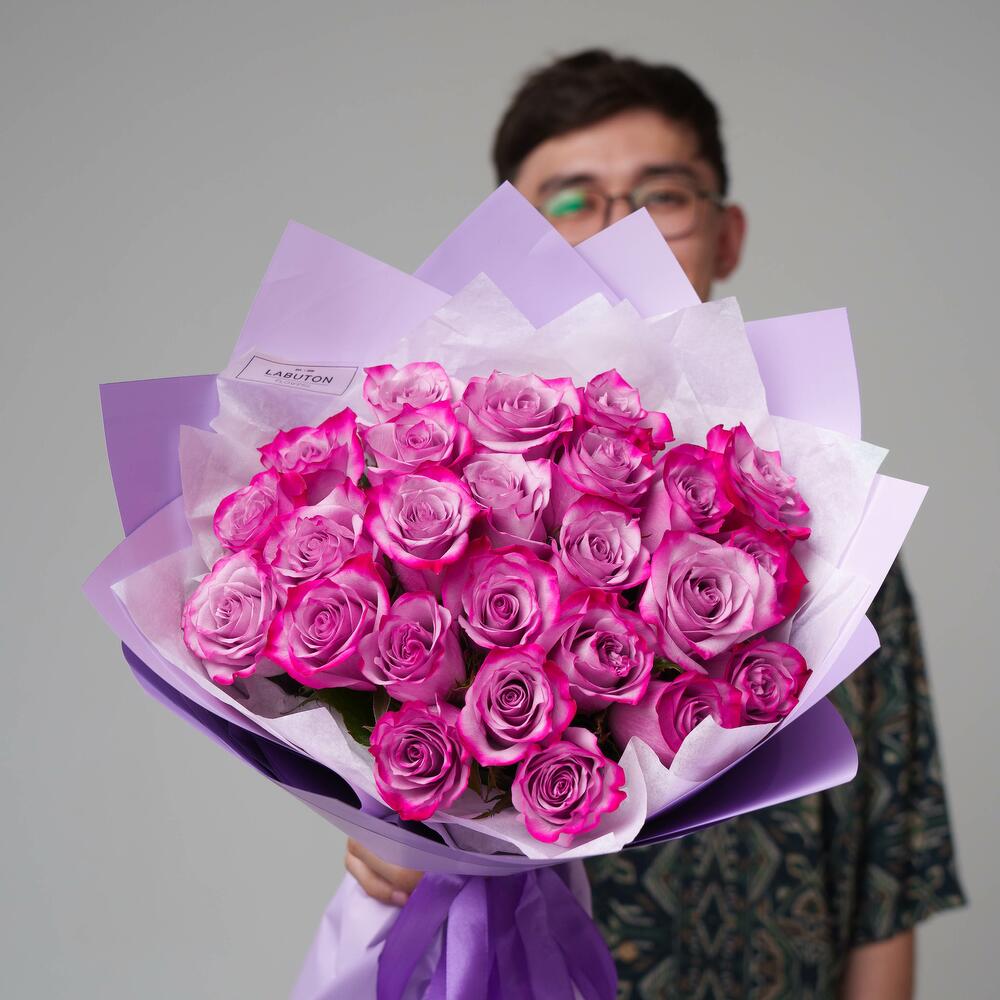 25 филетовых роз 50см в оформлении